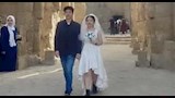 عروسان صينيان يحتفلان بزفافهما في معبد الأقصر (3)