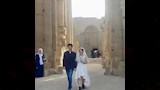 عروسان صينيان يحتفلان بزفافهما في معبد الأقصر (2)