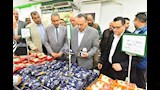 محافظ أسيوط يفتتح معرضي أهلاً رمضان بحيي شرق وغرب المدينة لتوفير السلع بأسعار مخفضة (2)