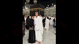 إمام عاشور وزوجته في العمرة