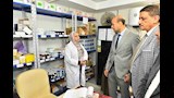 جولة محافظ أسيوط في مستشفى حميات الشامية لمتابعة الخدمات الصحية  (14)