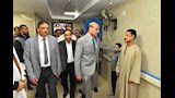 جولة محافظ أسيوط في مستشفى حميات الشامية لمتابعة الخدمات الصحية  (4)