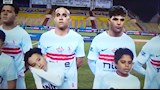 لقطة طريفة من طفل خلال السلام الوطني لمباراة نادي الزمالك ضد نادي إنبي بالدوري المصري