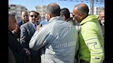 محافظ بورسعيد خلال حديثه مع السائقين