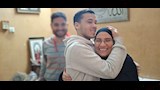 الابن يقبل الأم المثالية بأسيوط 