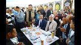 محافظ الوادي الجديد تشارك أهالي قرية ذخيرة إفطار رمضان (صور)