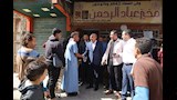 محافظ السويس يستمع للمواطنين امام المخبز