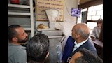 محافظ السوي يتأكد من وزن الخبز البلدي