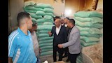 المحافظ يتفقد حصة الدقيق بالمخبز