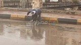 عم خليفة ومحاولة تسليك بيارة لتصريف مياه الامطار