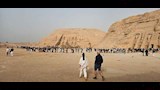 السياح أثناء زيارة معبد أبوسمبل