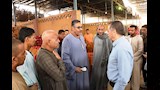 محافظ أسوان مع التجار فى شادر الخضار