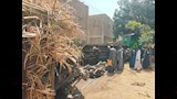 بالصور.. انقلاب قطار محمل بالقصب وسط المنازل بمدينة السباعية بأسوان.