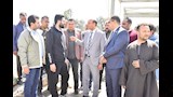 محافظ أسيوط يتفقد أعمال تطوير كوبري الحواتكة (7)