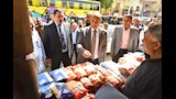 جولة محافظ أسيوط على منفذ السلع الغذائية بالقوصية لمتابعة توافر السلع وضبط الأسواق (5)