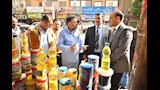 جولة محافظ أسيوط على منفذ السلع الغذائية بالقوصية لمتابعة توافر السلع وضبط الأسواق (8)