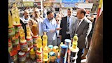 جولة محافظ أسيوط على منفذ السلع الغذائية بالقوصية لمتابعة توافر السلع وضبط الأسواق (7)