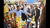 جولة محافظ أسيوط على منفذ السلع الغذائية بالقوصية لمتابعة توافر السلع وضبط الأسواق (10)