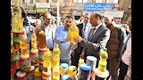 جولة محافظ أسيوط على منفذ السلع الغذائية بالقوصية لمتابعة توافر السلع وضبط الأسواق (11)