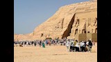 السياح داخل معبد أبوسمبل