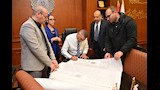 بالصور- محافظ جنوب سيناء يعتمد المخطط التفصيلي لمدينة أبوزنيمة