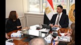 وزير الصناعة يبحث مع جنرال موتورز خطط التوسع وتوطين صناعة السيارات في مصر