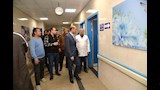 محافظ أسيوط يفاجئ العاملين بمستشفى منفلوط المركزي الجديد بجولة ميدانية لمتابعة الخدمات الطبية المقدمة ( (8)
