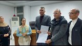 دهب تستعد للمستقبل.. محافظ جنوب سيناء يسلم عقود تقنين للمواطنين (صور)
