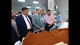 محافظ أسيوط يطمئن على رئيس قرية أم القصور بالمستشفى (2)