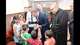 المحافظ يوزع هدايا على الأطفال بالكنائس