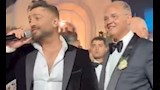 المنتج محمد السعدي وابنته يرقصان على غناء تامر حسني في حفل زفافها- صور 