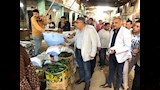 محافظ الدقهلية يتفقد سوق الجملة للخضراوات والفاكهة بالمنصورة (5)