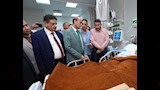 محافظ أسيوط يطمئن على رئيس قرية أم القصور بالمستشفى (2)