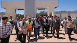 بالصور- محافظ أسيوط يتفقد مشروع مصنع مركزات الرمان بالبداري