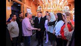 محافظ القاهرة وسفيرة موئل الأمم المتحدة يتفقدان سوق العتبة (11)_10