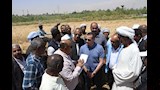 محافظ أسوان يستمع لمطالب المزارعين