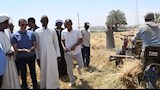 محافظ أسوان يشاهد آلة حصاد القمح