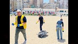 حملة شبابية لتنظيف شاطئ أبطال التحدي (4)