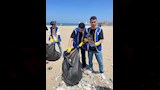 حملة شبابية لتنظيف شاطئ أبطال التحدي (5)