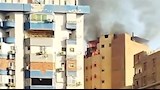حريق هائل يلتهم روف ببرج سكني