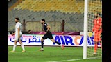لقطات من الشوط الأول لمباراة الزمالك والمصري (14)