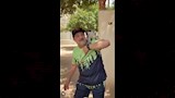 خالد الصاوي يلعب مع نسناس (2)