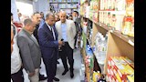 محافظ أسيوط يفتتح معرض السلع الغذائية بمناسبة أعياد الاخوة المسيحيين بأسعار مخفضة (14)