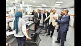 محافظ أسيوط يتفقد مركز الخدمات المتكاملة بالغرفة التجارية (15)