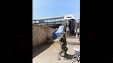 منفذ غير شرعي بجوار سلم المشاه