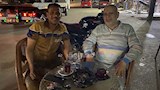 رواد يشاهدون المباراة بعد فصل كهرباء واجهة المقهى