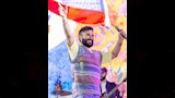 أحمد سعد يرفع العلم المصري على خشبة المسرح