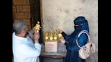 بعد شكاوى المواطنين.. تموين أسوان تؤكد سلامة زيت التموين بالكامل (صور)