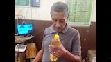 مفتش تموين يتأكد من صلاحية الزيت
