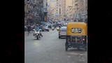 مرور توك توك أثناء ركض الرئيس الفرنسي بالإسكندرية 